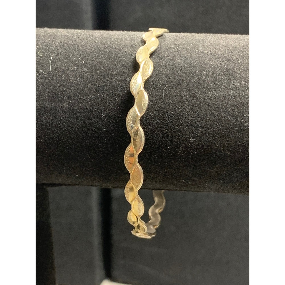Gold Tone Wavy Textured Scalloped Bangle Bracelet 8.5 Inch Circumference 3912